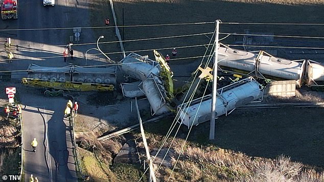 Un tren descarrila en un pequeño pueblo mientras los servicios de emergencia se apresuran a retirar los escombros