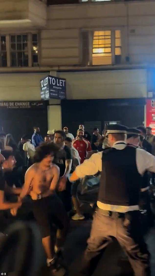 Los fanáticos egipcios se enfrentan a la policía y provocan el caos en Londres al abordar un autobús de dos pisos para celebrar la victoria del equipo en la Copa Mundial.