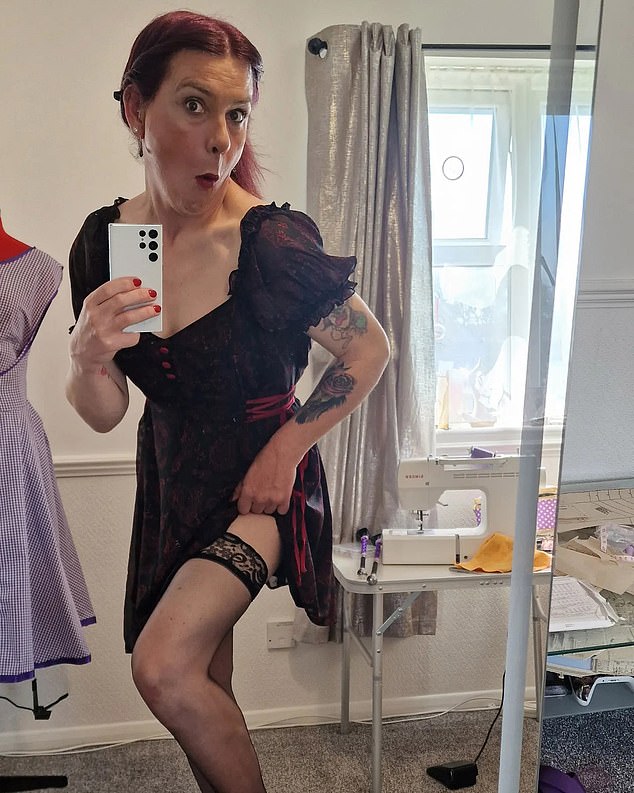 Bailarinas transgénero de burlesque están trabajando para dar forma al futuro de las Guías y a los entusiastas que todavía no aceptan a quienes limitan la membresía a mujeres biológicas.