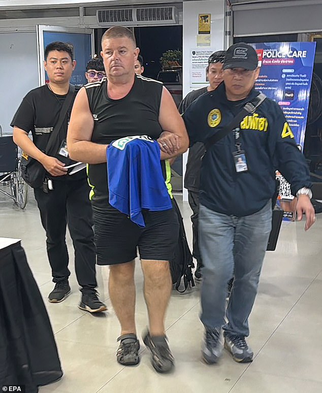 El padre de un adolescente tailandés pobre y presuntamente estrangulado por un camionero australiano emite una declaración desafiante y rechaza cualquier pago de ayuda