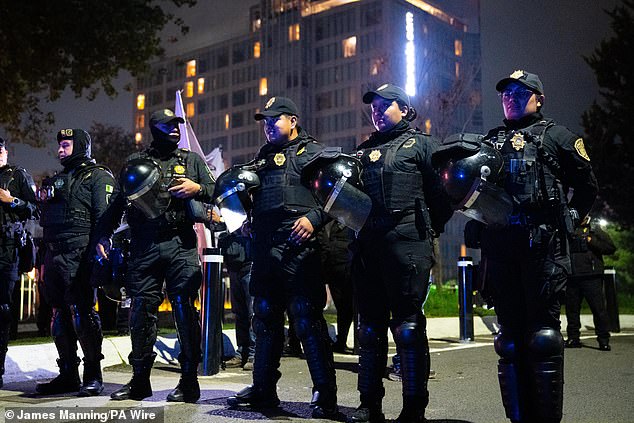 Los servicios de seguridad en Inglaterra revelan que un ruidoso asedio nocturno al hotel por parte de fanáticos mexicanos NO afectó al equipo de Thomas Tuchel antes de un feroz partido de octavos de final de la Copa del Mundo; como bromean los jugadores divertidos, ¡el ambiente en el Everton es más hostil!