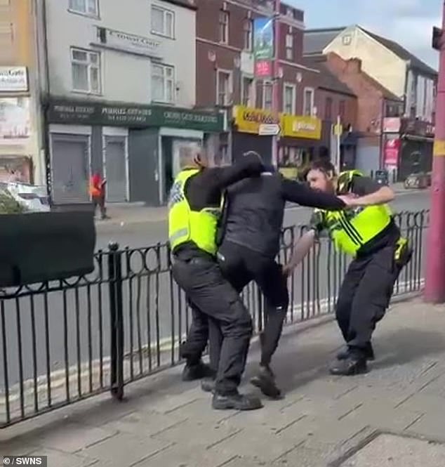 El momento en que el sospechoso fue golpeado con su propia porra durante una caótica parada y registro, antes de huir en una bicicleta eléctrica