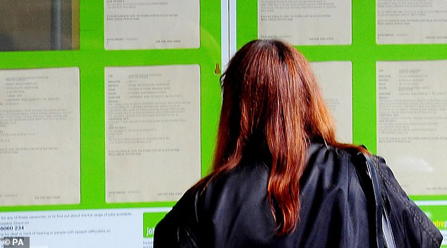 En la última señal de la “crisis de los ninis” en Gran Bretaña, un análisis muestra que un promedio de cuatro niños de cada seis aulas de escuela primaria se quedan sin prestaciones laborales cada año.