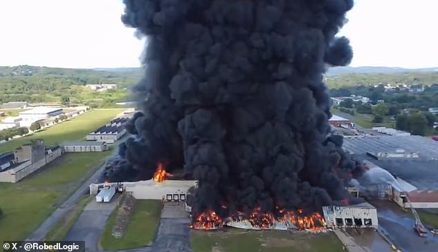 Se produjo un incendio masivo en el almacén, lanzando un humo negro increíblemente espeso hacia el cielo.