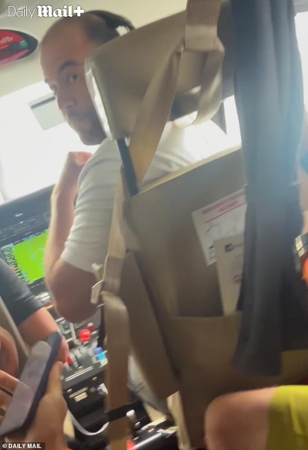 Imágenes aterradoras desde el interior del avión muestran a pasajeros aterrorizados hundiéndose en el río de Nueva York después del viaje a Hamptons: gritos de “Mayday” mientras se preparan durante el accidente