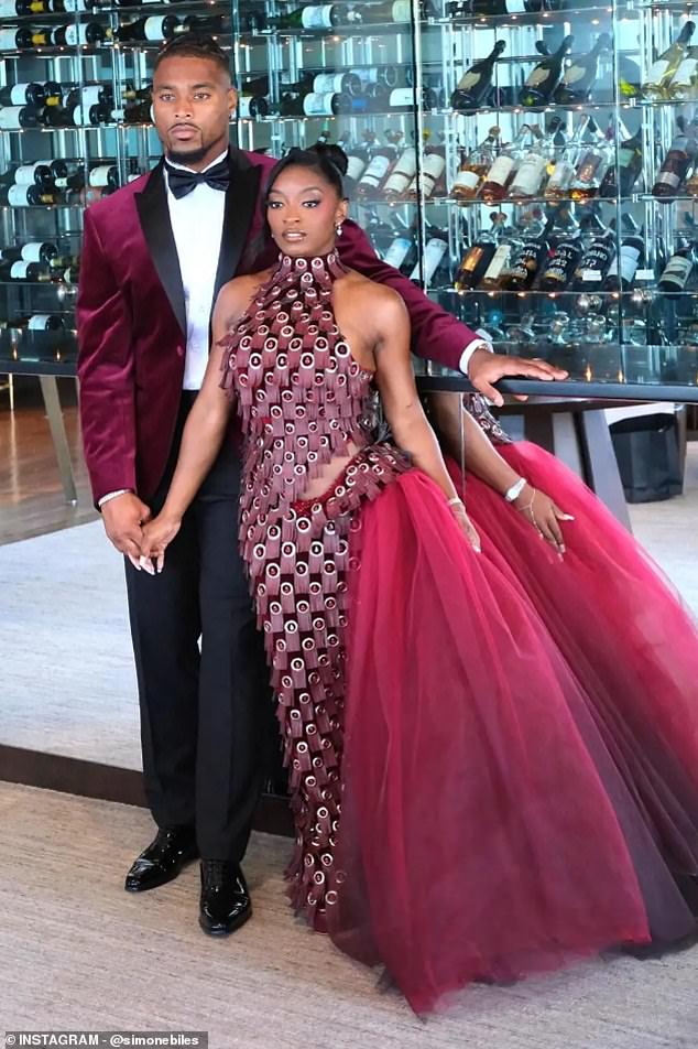 Simone Biles responde a fans que preguntan por qué fue a la boda de Taylor Swift y Travis Kelce