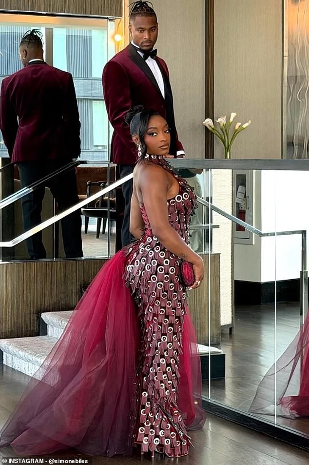 Simone Biles con un vestido metalizado en la boda de Taylor Swift y Travis Kelce apenas unas semanas después de ‘casi morir’