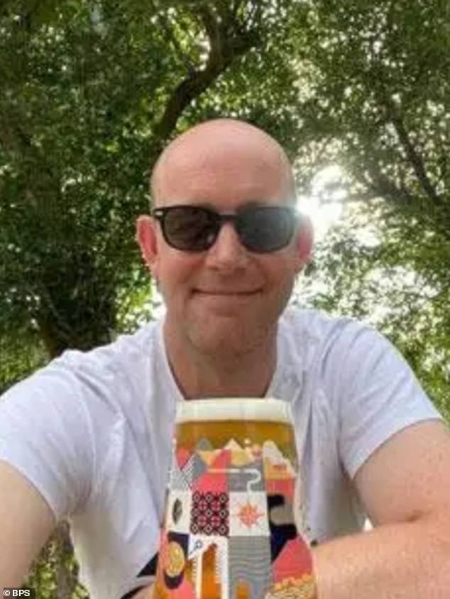 Un ex oficial de policía admite haber golpeado y matado a un psicólogo educativo en el pueblo de Derbyshire