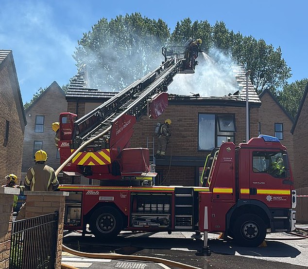 El techo de la familia Moment se derrumba cuando un ‘incendio de paneles solares’ destruye una casa de nueva construcción, semanas después de un infierno similar