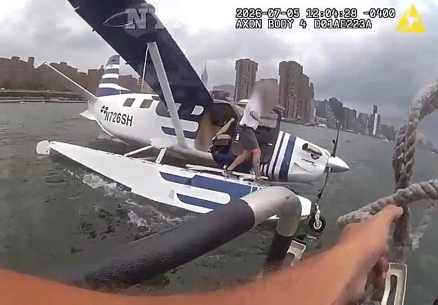 La cámara corporal de la policía de Nueva York muestra el momento en que ocho personas fueron rescatadas de un hidroavión que se estrelló en el East River