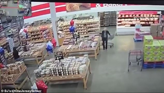 Horrendo momento deja a los compradores en pánico cuando el techo se derrumba y los estantes vuelan en una tienda concurrida