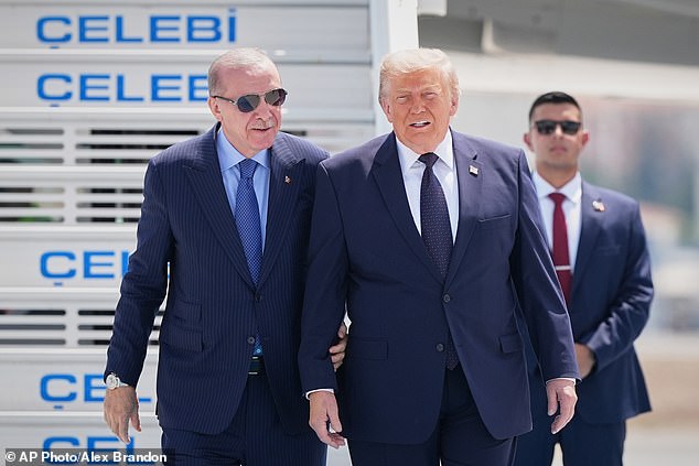 Trump llegó a Turquía antes de las conversaciones críticas de la OTAN mientras el hombre fuerte lanzaba una ofensiva de encanto.