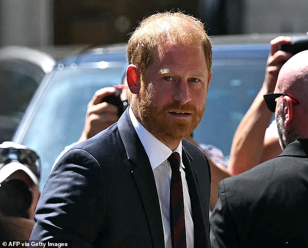 El caso de piratería telefónica del príncipe Harry desestimado de plano por el Daily Mail