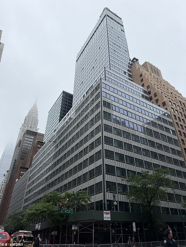 Un enorme rascacielos del centro de Manhattan fue evacuado después de que los trabajadores de la construcción notaron grietas y columnas pandeadas en medio de temores de que estuviera al borde del colapso.