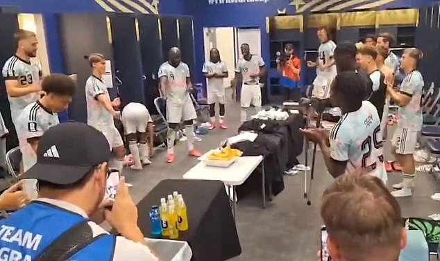 Las estrellas de la Copa Mundial de Bélgica se burlan de Donald Trump en brutales imágenes en el vestuario después de que los anfitriones golearon a Estados Unidos