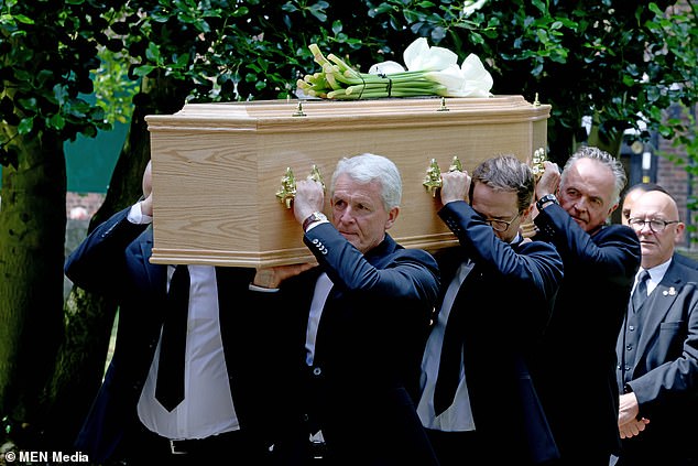 Sir Alex Ferguson entre los dolientes mientras rinden homenaje al hijo de Mark Hughes, Alex (38), en su funeral tras su trágica muerte.