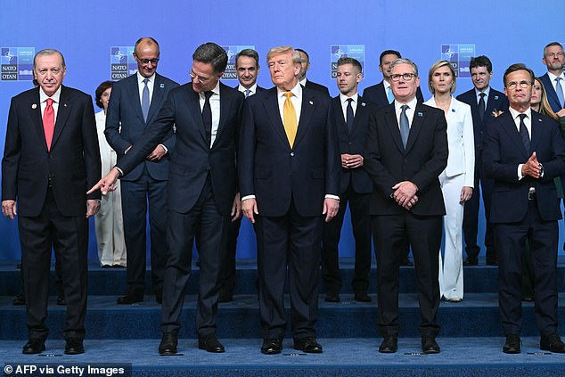 ¿No quieres ser un cobarde? Stormer sufre un momento incómodo junto a Trump en la cumbre de la OTAN, después de que el presidente renueva su nerviosismo por Irán