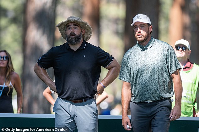 Jason Kelce llega al campo de golf por primera vez desde que fue padrino de boda en la boda de su hermano Travis con Taylor Swift.