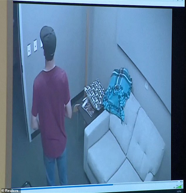 Se mostró al tribunal un vídeo de Tyler Robinson entregándose por el asesinato de Charlie Kirk.