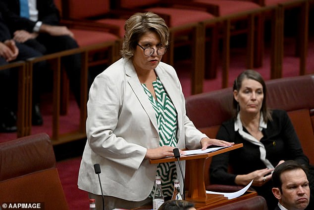 La policía desestimó la afirmación de la senadora liberal Kerrynne Liddle de que un australiano murió durante un apagón de Telstra; la policía niega haber ventilado el dolor de una familia en público.