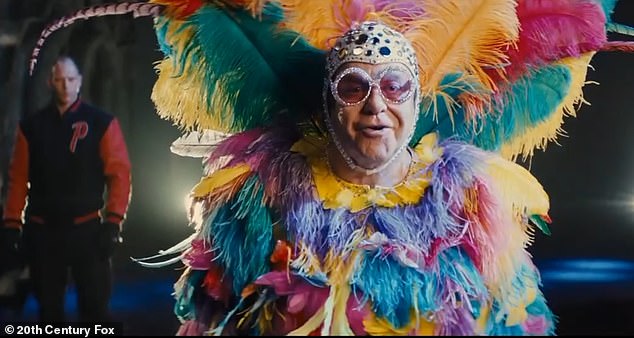 El doble de Hollywood Sir Elton John está demandando a una compañía cinematográfica por 200.000 libras esterlinas después de utilizar un clip “no oficial” de 18 segundos de su gira de despedida.