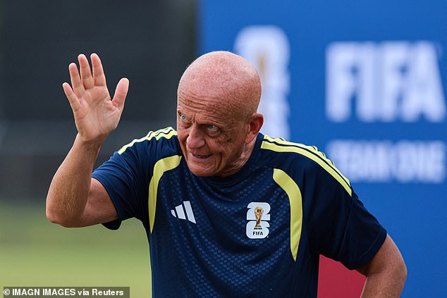 La FIFA desacredita las teorías de conspiración e insiste en que los árbitros de la Copa Mundial NO están manipulando el torneo para que Lionel Messi pueda ganar, mientras surgen nuevas imágenes del furioso entrenador de Egipto esperando confrontar a Argentina por un partido ‘amañado’