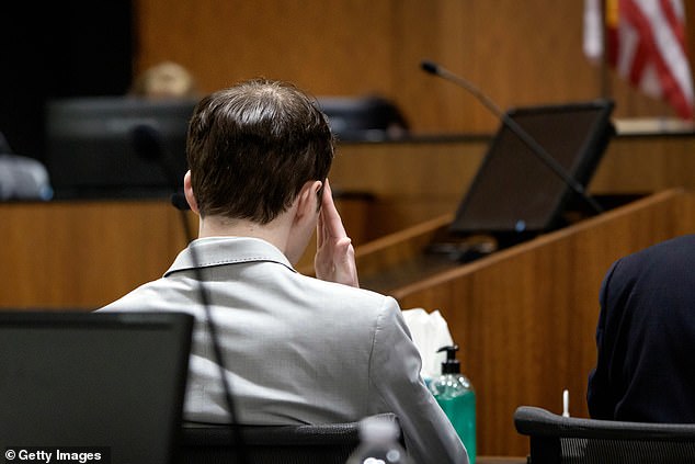 Hoy se mostrarán en el tribunal imágenes editadas del sospechoso del asesinato de Charlie Kirk huyendo, mientras se revelan las cinco supuestas confesiones de Tyler Robinson después del asesinato.