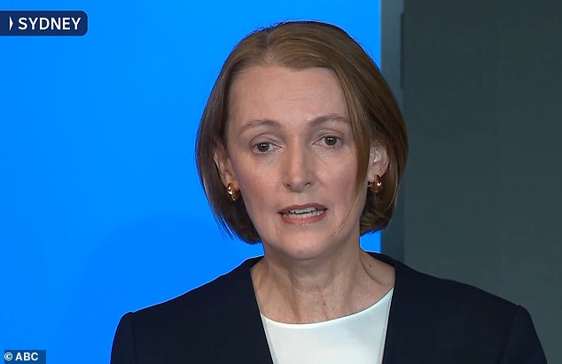 El director ejecutivo de Telstra baja del avión y entra en la guarida de los leones: Vicky Brody lanza preguntas descabelladas sobre el fracaso tecnológico, su enorme salario y bonificaciones en una apasionante conferencia de prensa