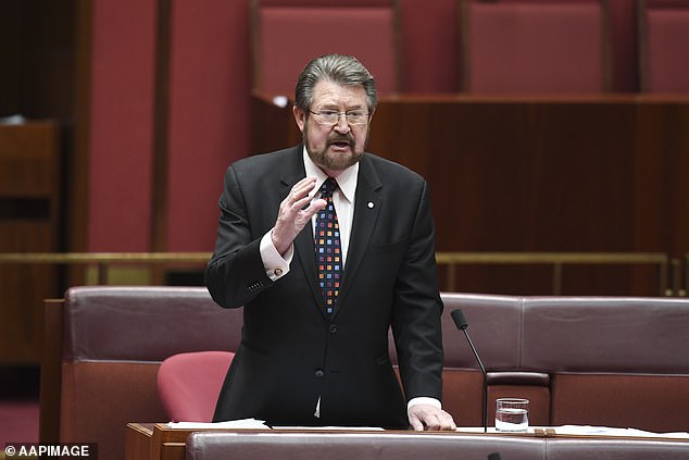 ‘Human Headline’ Derryn Hinch, legendario locutor de radio y político delincuente sexual, muere mientras duerme a los 82 años: dentro de su extraordinaria vida