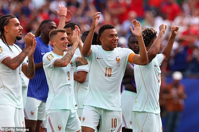 Kylian Mbappé advierte a sus rivales de la Copa del Mundo sobre el potencial de Francia después de reservar su lugar en las semifinales: el capitán admite que un retraso de TRES minutos lo distrajo antes de fallar un penal
