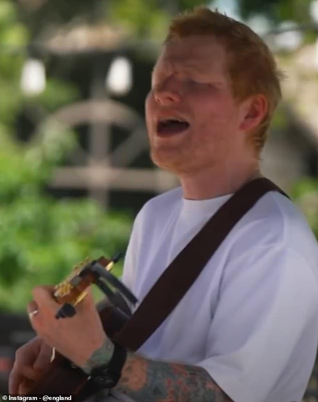 ¡Puro aburrimiento! Las estrellas de Inglaterra no parecen entusiasmadas con el incómodo concierto privado al estilo de David Brent de Ed Sheeran en su campamento de la Copa del Mundo.