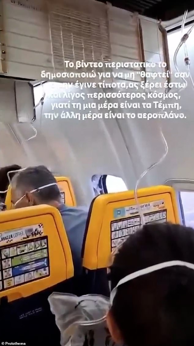 Un pasajero es succionado por la ventanilla del avión de Ryanair hasta los hombros y otros pasajeros lo obligan a retroceder durante el vuelo a Alemania