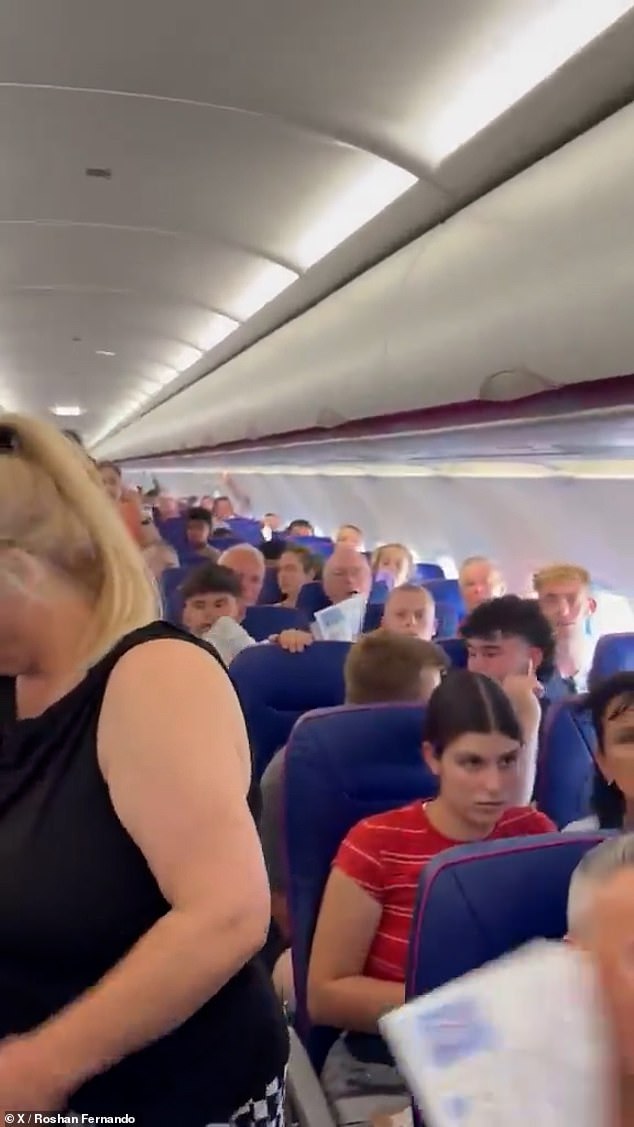 Los pasajeros enojados se amotinaron en un vuelo de Wizz Air desde Luton después de quedar atrapados en un calor de 37,7 ° C sin aire acondicionado mientras el avión retrasado estaba en la pista.
