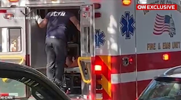 Un video inquietante muestra a Mitch McConnell inconsciente siendo llevado a una ambulancia