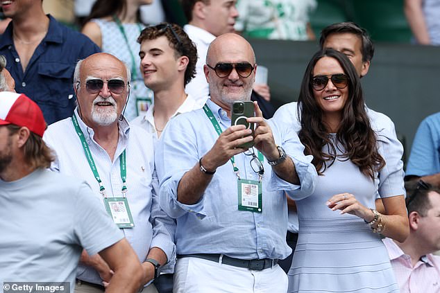Benedict Cumberbatch, Keira Knightley y una gran cantidad de estrellas se unen a los multimillonarios padres de Arthur Fery para animarlo en su histórica semifinal de Wimbledon.