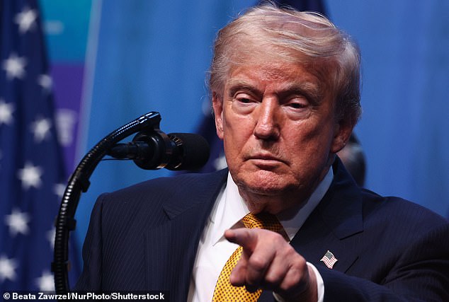 Trump despide a los comisionados electorales después de congelar el organismo de control de la votación cuatro meses antes de las elecciones intermedias