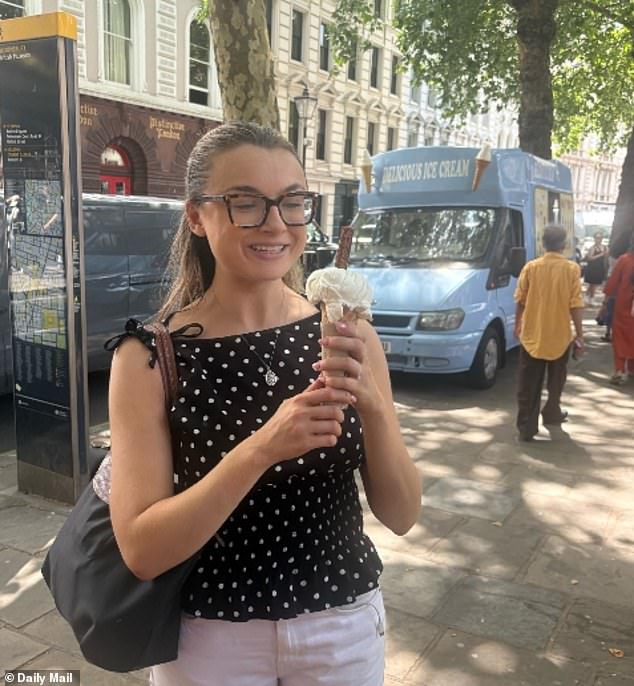 La guerra del helado se intensifica: 99 conos ahora cambian de manos por siete libras que provocan sudor en la última ola de calor en Gran Bretaña