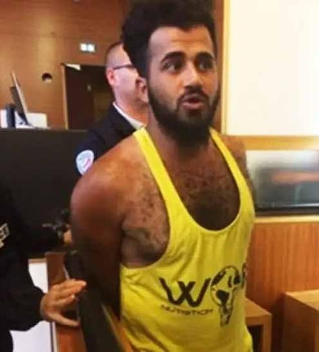El ‘padrino de los traficantes de personas’, que conduce un BMW, pasó dos años en un piso municipal subsidiado por los contribuyentes, ganando £ 100.000 a la semana, traficando con pequeños inmigrantes en embarcaciones a Gran Bretaña antes de buscar asilo aquí.