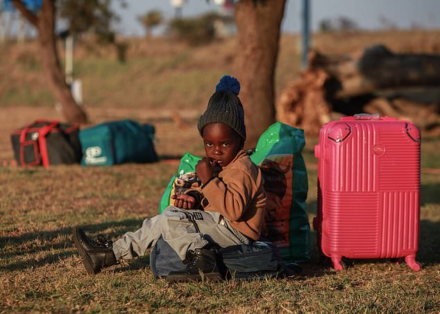 Sudáfrica, alguna vez aclamada como la “Nación Arco Iris”, ahora está siendo desgarrada por la “afrofobia” a medida que los sudafricanos negros se vuelven contra los inmigrantes ilegales de otros países africanos que temen quitarles sus trabajos: SUE REID
