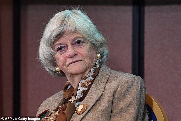 ‘La televisión y el sexo son dos cosas de las que podría prescindir’: Ann Widdecombe nunca conoció al ‘Mr Right’, niega haber tenido relaciones sexuales prematrimoniales y se niega a responder preguntas ‘repugnantes’ sobre la virginidad