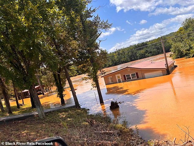 Se ha declarado estado de emergencia en Missouri después de un aguacero que ocurre una vez cada milenio, con inundaciones catastróficas de 29 pies que inundaron a los residentes… y lo peor aún está por venir