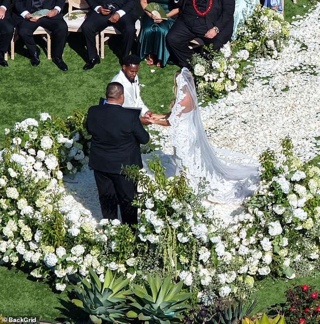 La prometida de JuJu Smith-Schuster, Laura Kruk, luce impresionante con su propio vestido de novia una semana después del vergonzoso error de vestimenta en la ceremonia de Taylor Swift.