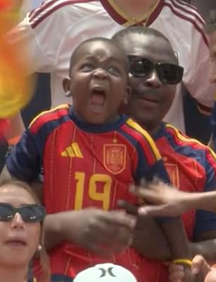 Momento alentador: Lamine Yamal ve a su adorable hermano de tres años celebrando en la pantalla grande mientras España organiza el choque de semifinales de la Copa del Mundo contra Francia.