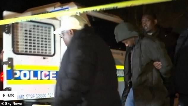 REVELADO: Una búsqueda internacional de cinco días de un experto en TI que ganaba £100.000 al año y que huyó de Gran Bretaña después de “asesinar a su esposa y sus dos hijas en la casa familiar de £1,3 millones” terminó con un arresto en Johannesburgo.