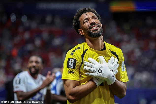 Vozinha (40), una estrella viral de la Copa del Mundo de Cabo Verde, nombró a una nueva especie SEA SLUG después de sus heroicas actuaciones.