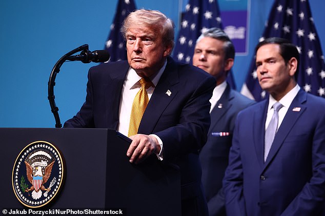 Trump arremetió contra los periodistas “gusanos” y “lacayos” del NYT mientras el Departamento de Justicia citaba a un periódico por el informe incendiario del Air Force One.