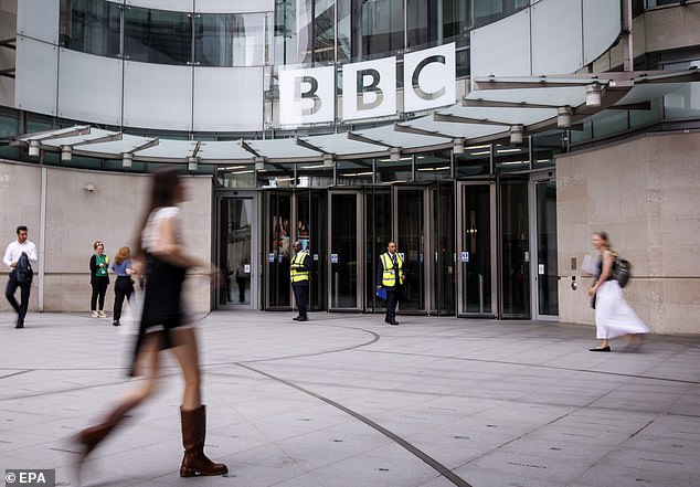 BBC4, la favorita de la clase media, “preparada para ser cortada” en un intento por tapar el agujero negro de financiación de £500 millones de la emisora