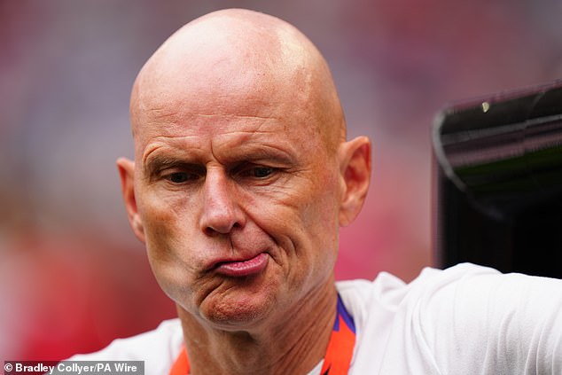 El entrenador de Noruega, Stale Solbakken, lanza una botella de agua hacia su propio personal de trastienda después del empate de Jude Bellingham para Inglaterra en los cuartos de final de la Copa del Mundo.