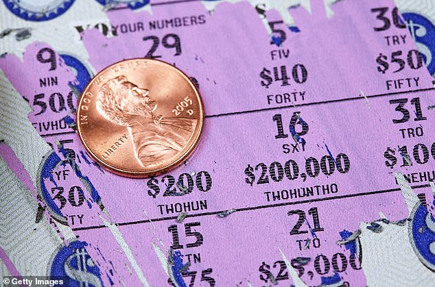 Mujer gana $4 millones en lotería el mismo mes en que se divorcia… ahora su exmarido quiere una parte