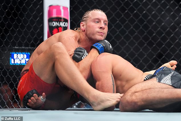 Paddy Pimblett completa un sorprendente regreso en UFC 329, derrotando a Benoit Saint-Denis por sumisión en un minuto
